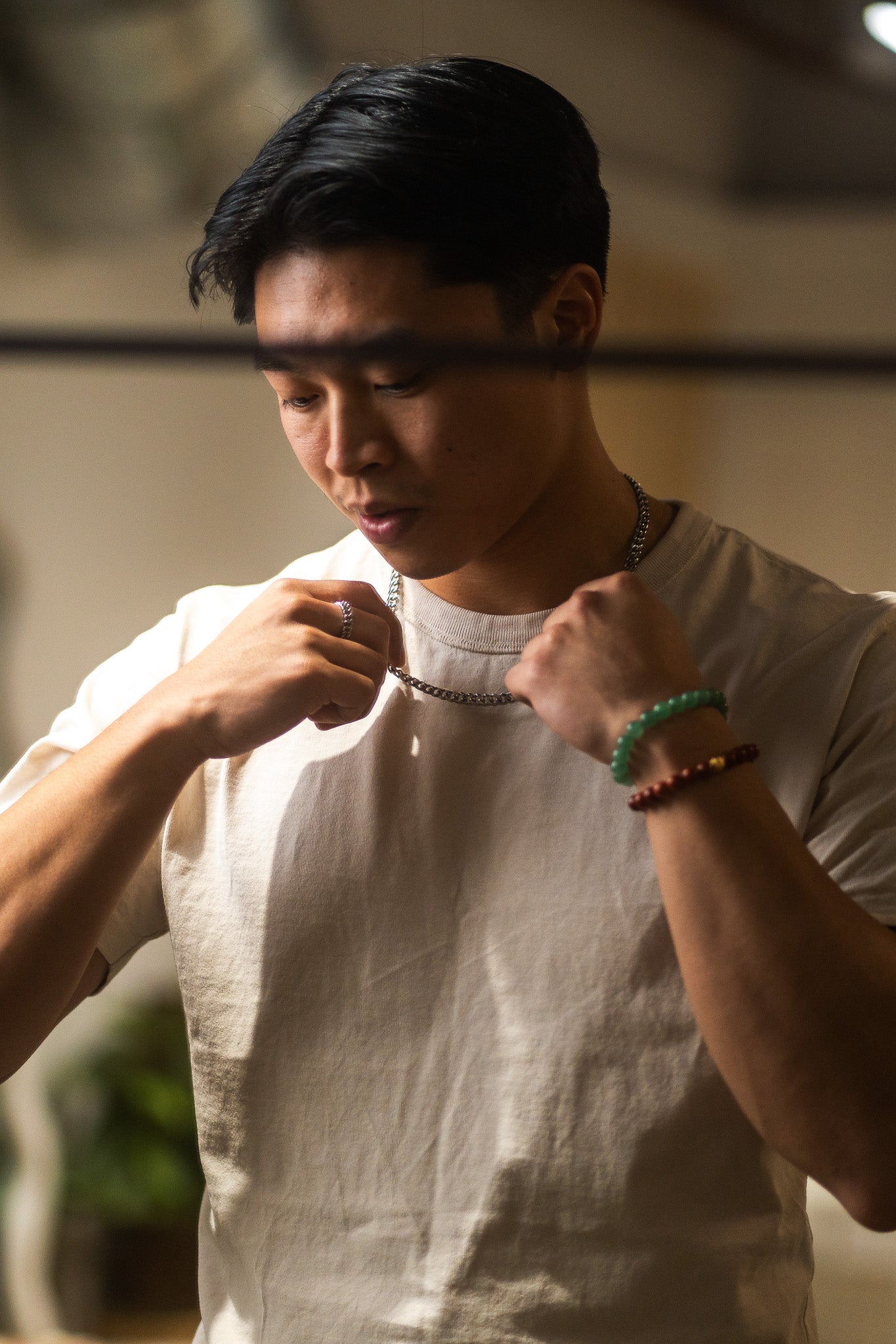 Men wearing silver cuban chain necklace