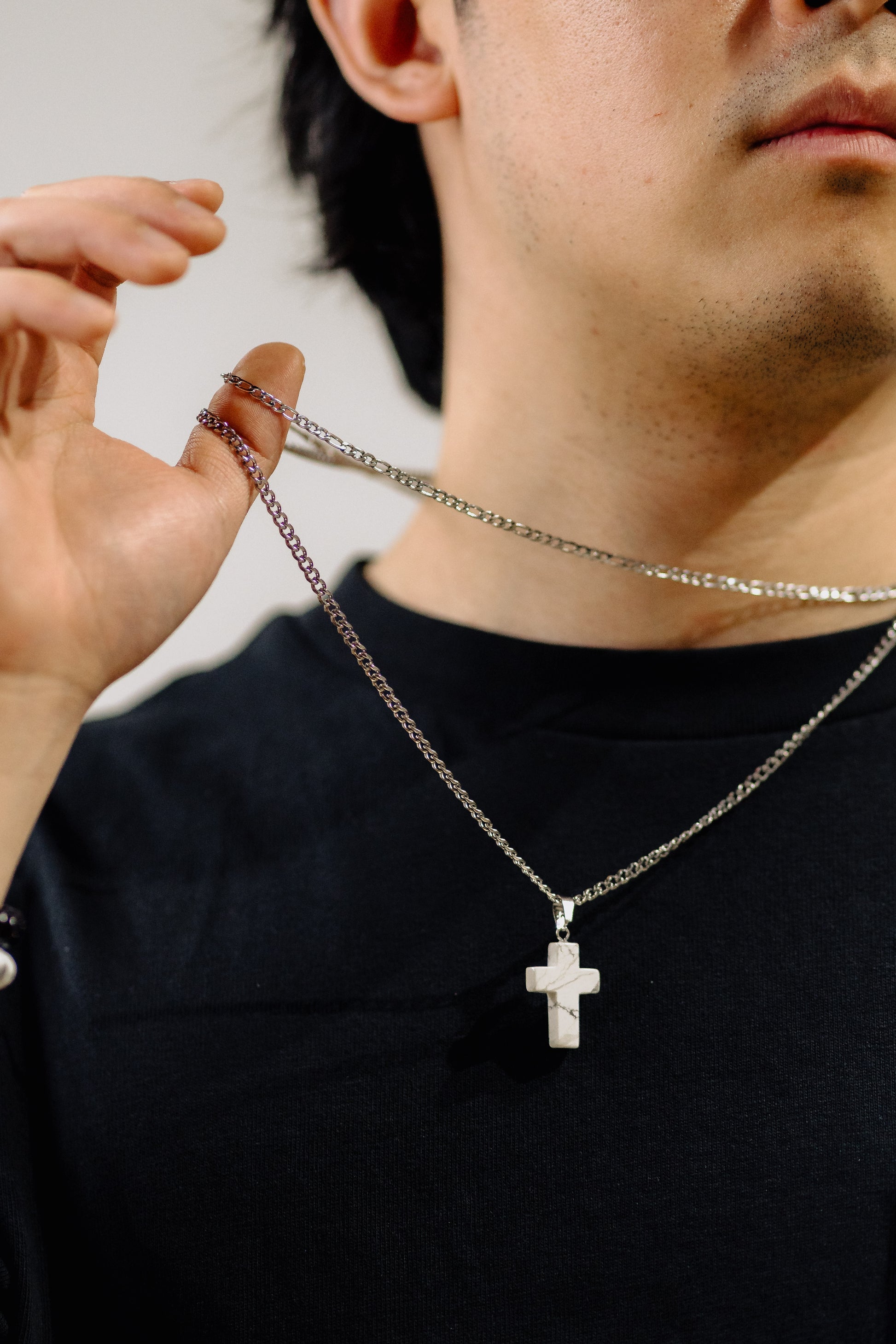 Men wearing silver figaro chain necklace