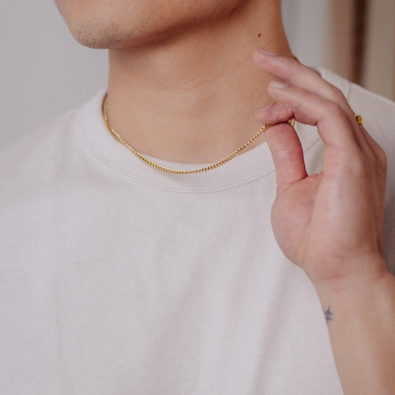 Men wearing 3mm cuban chain necklace
